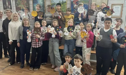 В рамках ежегодного Фестиваля науки и технологий на Гуманитарном отделении состоялся увлекательный мастер-класс по созданию новогодних украшений.