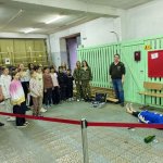 Школа №70, на фото 15 детей и 2 помощника - студента